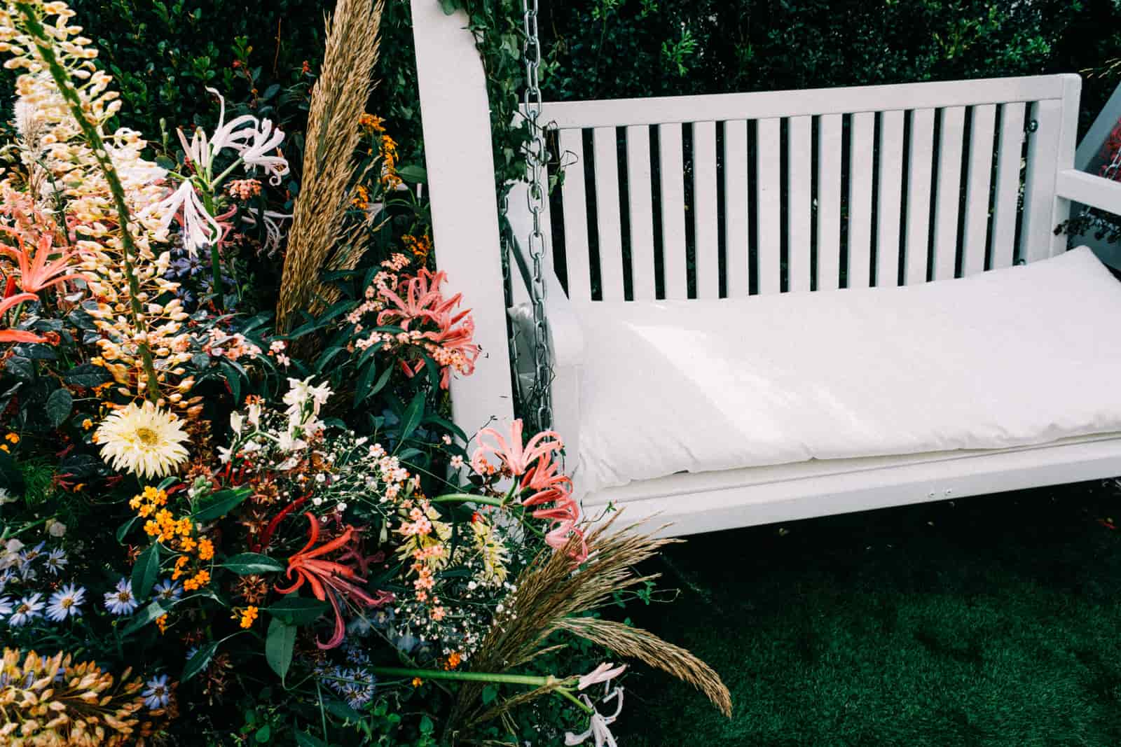 Macrame-style hanging chair with two cushions